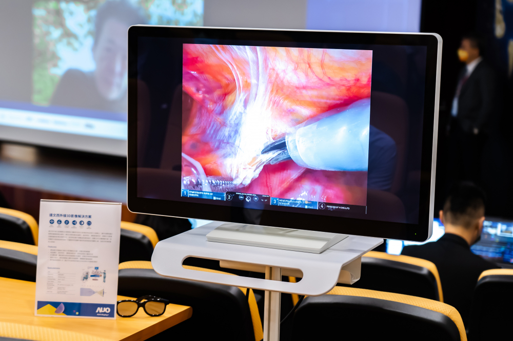 達擎於「國際大腸直腸外科論壇」中，成功導入達文西外接3D影像解決方案。透過達擎即時影像處理技術轉換為成1080p的高解析度畫質，將3D擬真畫面即時呈現於32吋4K 3D醫療顯示器