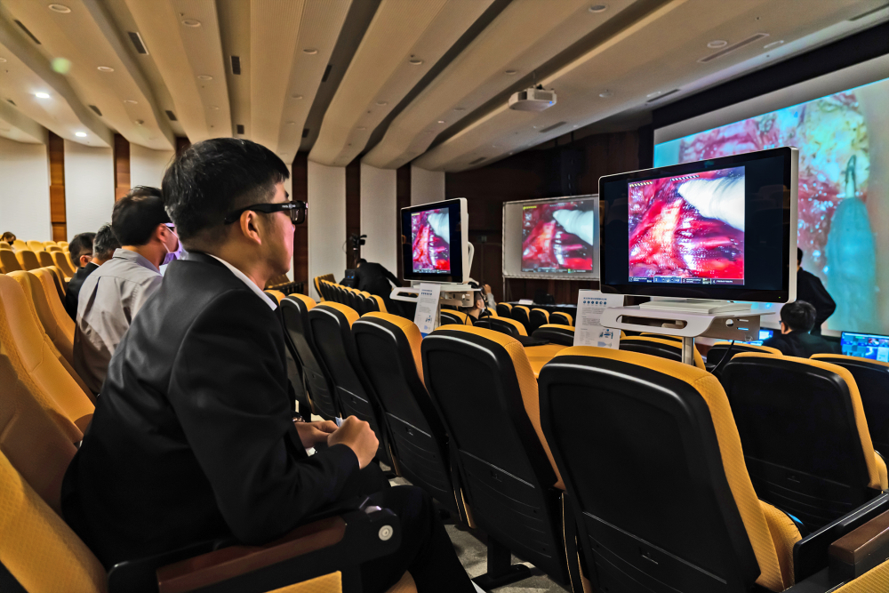 達擎之「達文西外接3D影像解決方案」，將達文西手術機器手臂的3D影像即時連線轉播，在會議室觀摩的醫師們只要戴上偏光眼鏡，就能與執刀醫師看到同步的3D立體影像，如臨操作台現場，縮短達文西手術的學習曲線