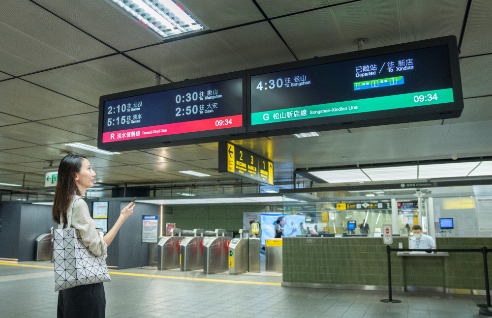 達擎TARTAN顯示器的特殊長條型比例非常適合空間與高度有限的大眾運輸場域應用，具備工業等級高品質、高亮度、高解析與高色彩飽和度等優勢，打造都會智能車站新風貌。