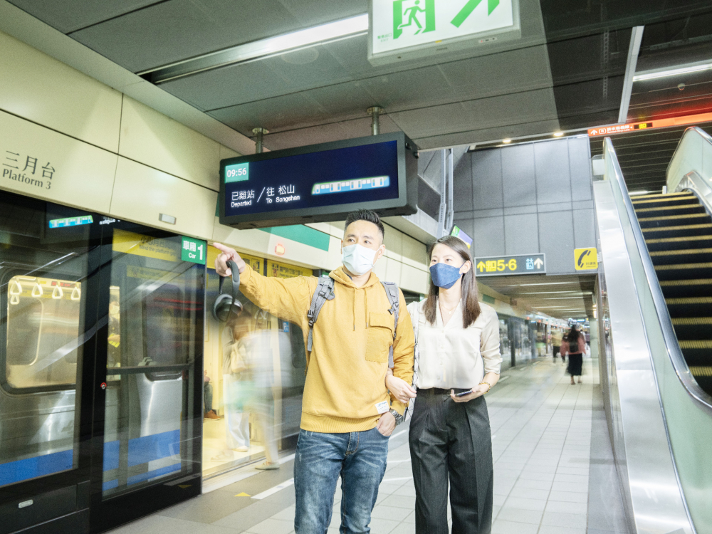 友達旗下達擎之客製化TARTAN顯示器，於台北捷運中山站亮相。以獨特長條型比例與高畫質特色，為台北捷運站帶來嶄新的都會車站風貌
