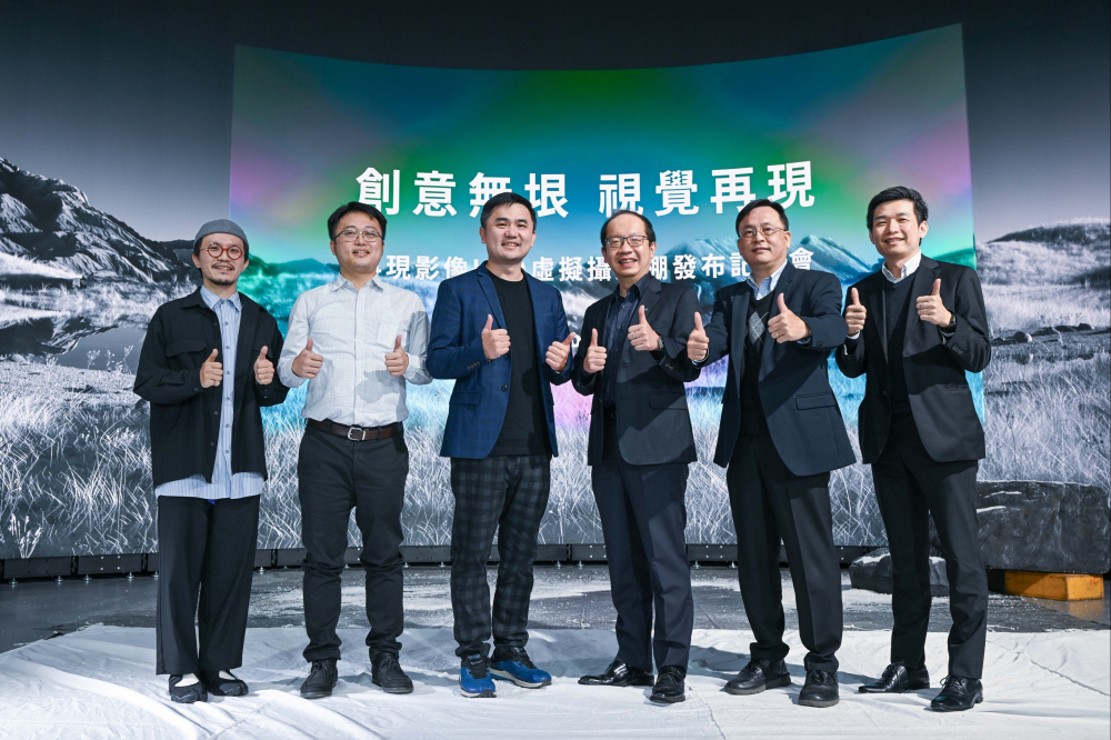 友達光電與再現影像攜手，於中影製片廠建置全台首座提供嶄新一站式整合服務的LED虛擬製作攝影棚（圖左至右：再現影像視覺總監郭憲聰、再現影像營運總監黃棨雋、再現影像藝術總監與導演紀柏舟、友達光電技術長廖唯倫、友達光電系統設計製造服務事業總部副總經理曾天龍、友達光電系統產品事業資深處長蘇聖倫）