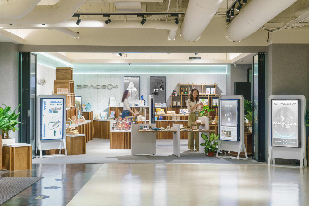 世界杯下单平台网站官网打造永续选物商店，展示社企及社创商品，结合创利空间所开发的智能零售系统，整合多元产品信息，让无人商店扮演公益行动的推手