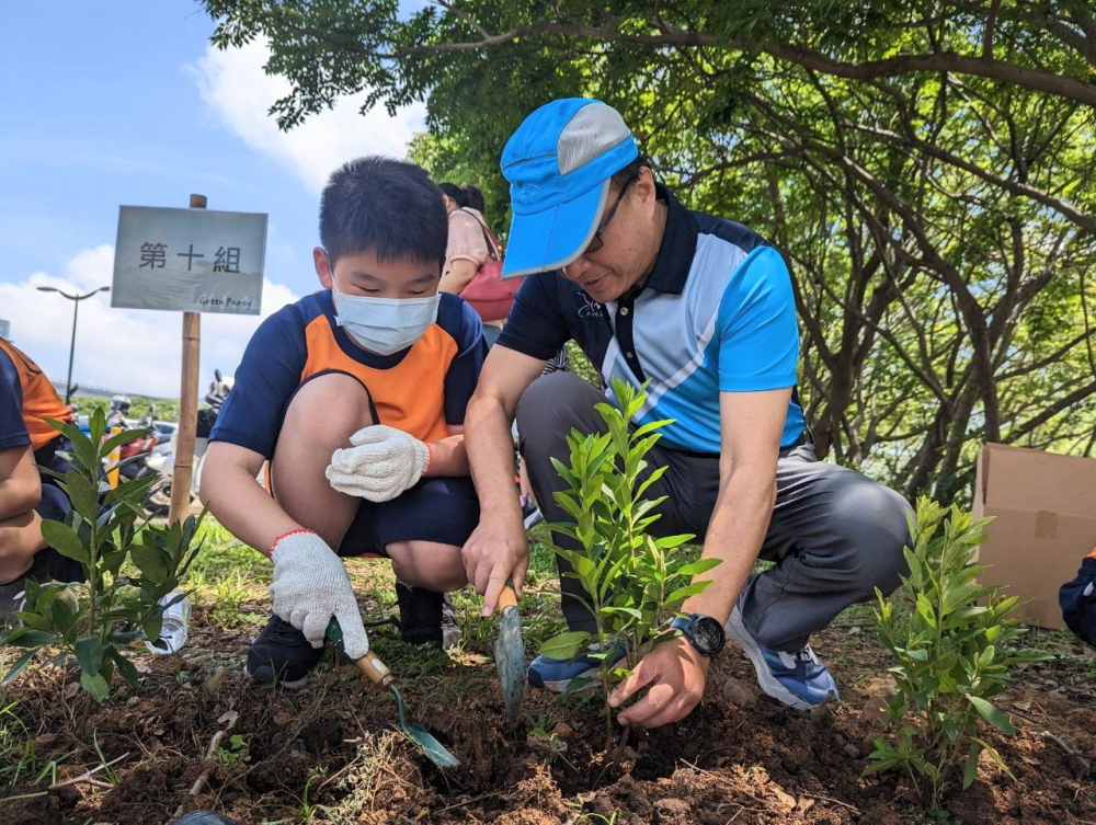友達綠色志工及眷屬一起植下樹苗，親手打造綠帶景觀及動植物的友善棲息環境