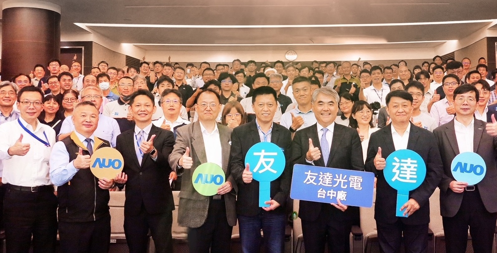 友達以太陽能解決方案領航者，跨足建築領域，4日在台中廠區舉辦「光電建築一體化研討會」，邀請產業先驅共同推動綠化，打造新一代智慧綠建築。