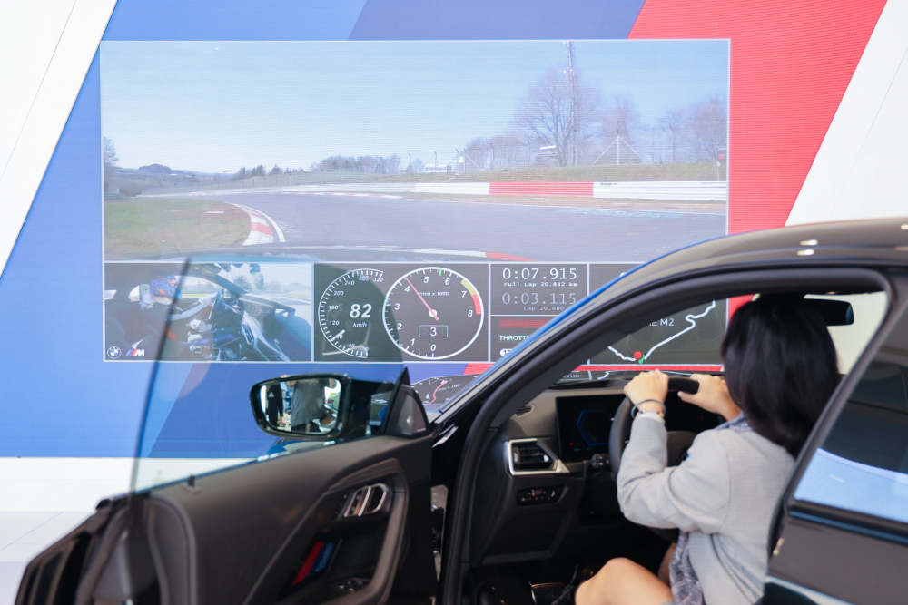 顧客按下虛擬Engine Start按鈕，啟動預選車款的引擎聲浪，螢幕同時呈現德國紐柏林賽道的試駕畫面，坐進車內一秒化身駕駛員馳騁奔騰