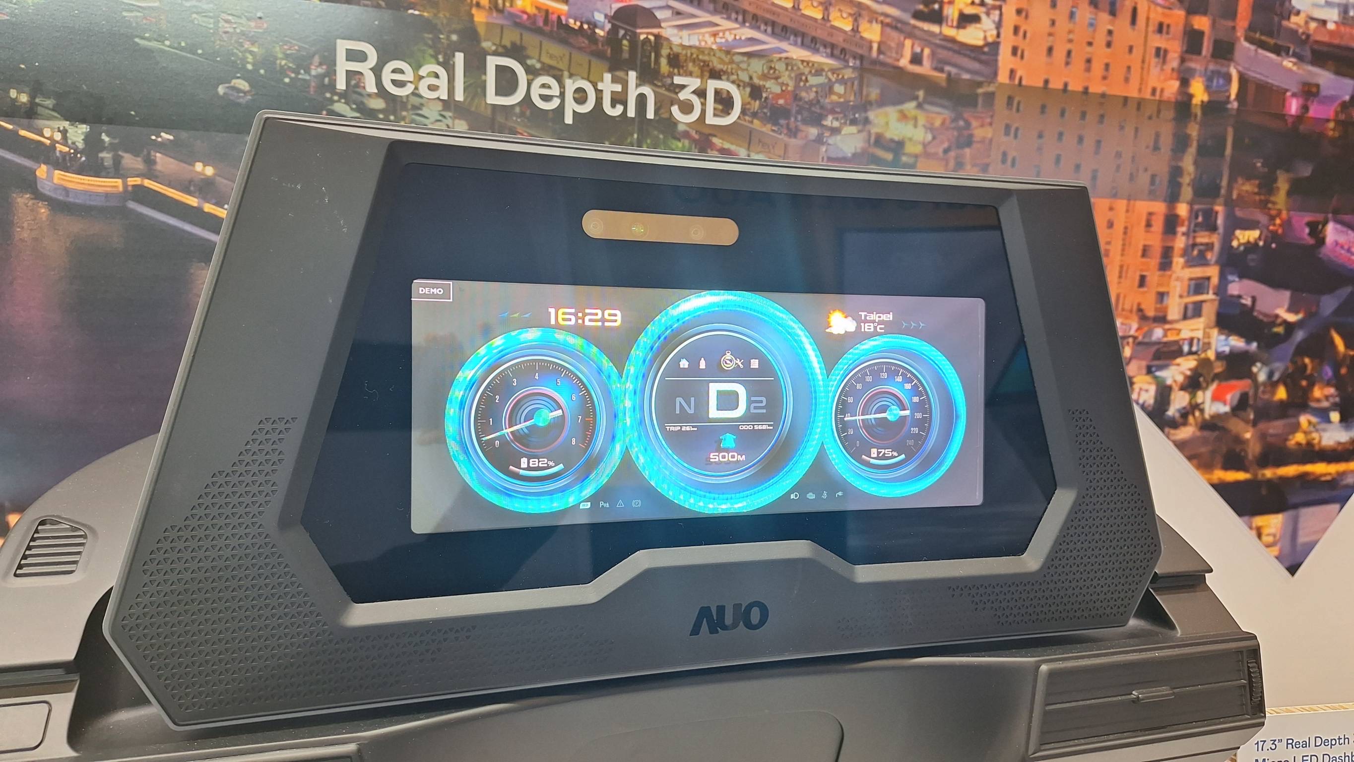 世界杯下单平台网站官网的「裸眼3D Micro LED仪表板」将Micro LED与LCD技术整合成17.3吋显示器，打造令人惊艳的3D效果，同时具备DMS辨识系统，可侦测驾驶行为并进行安全预警。