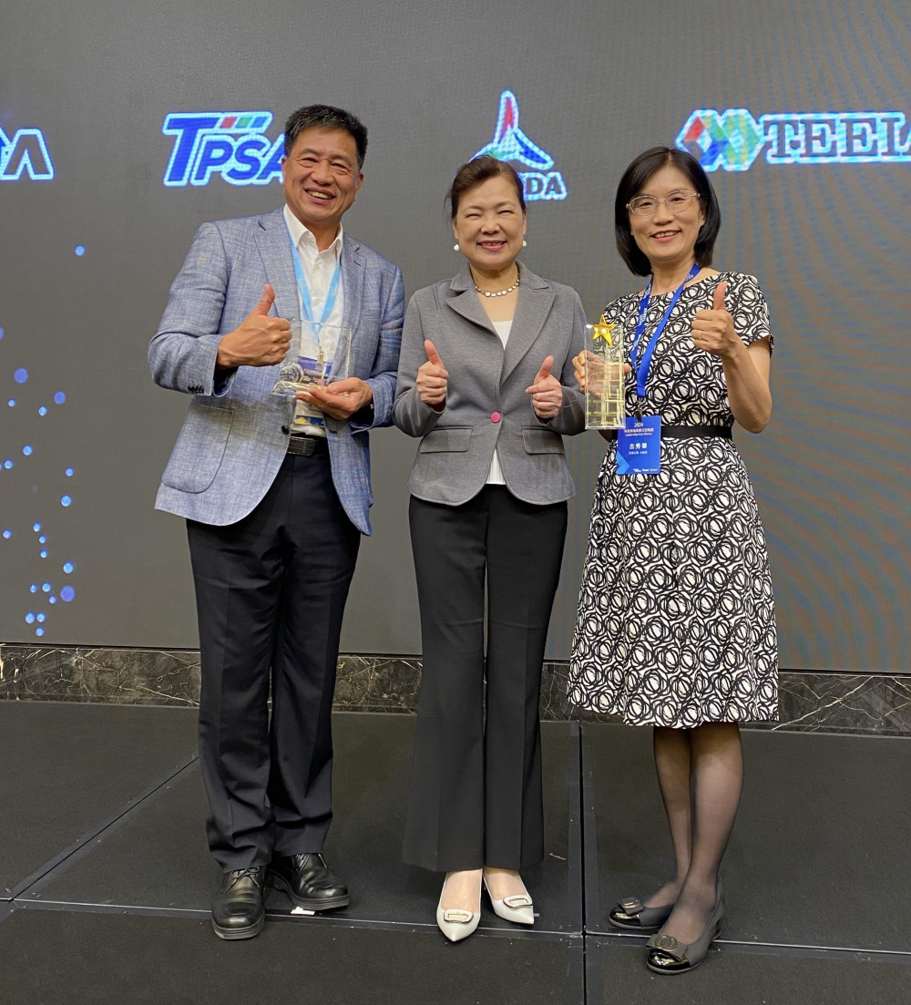 友達致力推動永續發展，於Touch Taiwan2024以3R策略貫穿Display、ESG展位實現綠色展覽目標之成果，Display展位獲綠色裝潢設計鑽質獎最高榮譽，ESG同獲金質獎殊榮。由經濟部長王美花（中）親自頒予友達光電董事長彭双浪（左）、友達光電永續長古秀華（右）