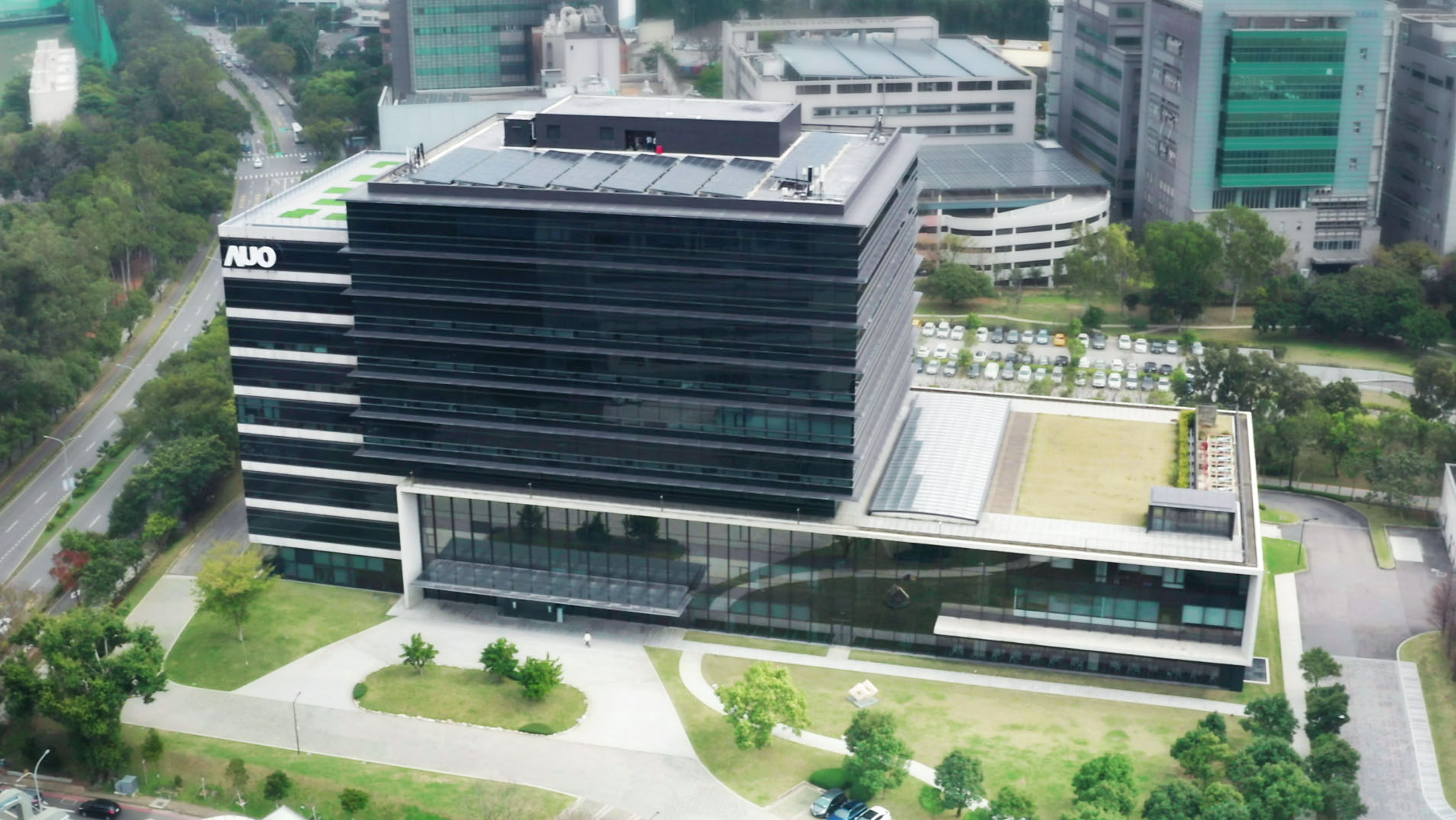 友達光電積極實踐永續作為，以「友達全球研發中心（Global Research Center，GRC）」總部大樓，通過ISO 14068-1:2023碳中和管理標準查證，並承諾於2030年實現台灣所有辦公據點均朝此目標邁進
