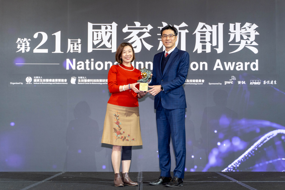 友達旗下子公司友達耘康與達擎分別以「中醫數位化檢測解決方案」及「寬視角3D醫療顯示器」獲得第二十一屆國家新創獎「智慧醫療與健康科技」類別的「企業新創獎」與「國家新創精進獎」兩項殊榮。圖左為衛生福利部政務次長林靜儀、圖右為友達光電智慧醫療事業群總經理廖世宏