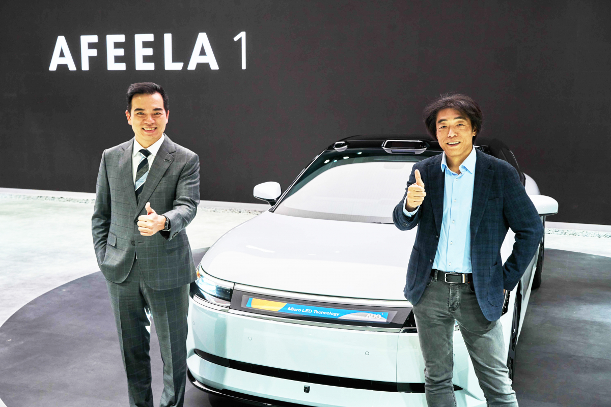 AUO is collaborating with Sony Honda Mobility to showcase the world&rsquo;s first Micro LED Media Bar Solution mounted on the exterior of the AFEELA. The image shows that Dr. Frank ko, CEO and President of AUO, and Izumi kawanishi, Representative Director, President and COO of Sony Honda Mobility, demonstrates their commitment to continuous innovation, creating a more user-friendly engaging and smart experience for vehicle occupants.