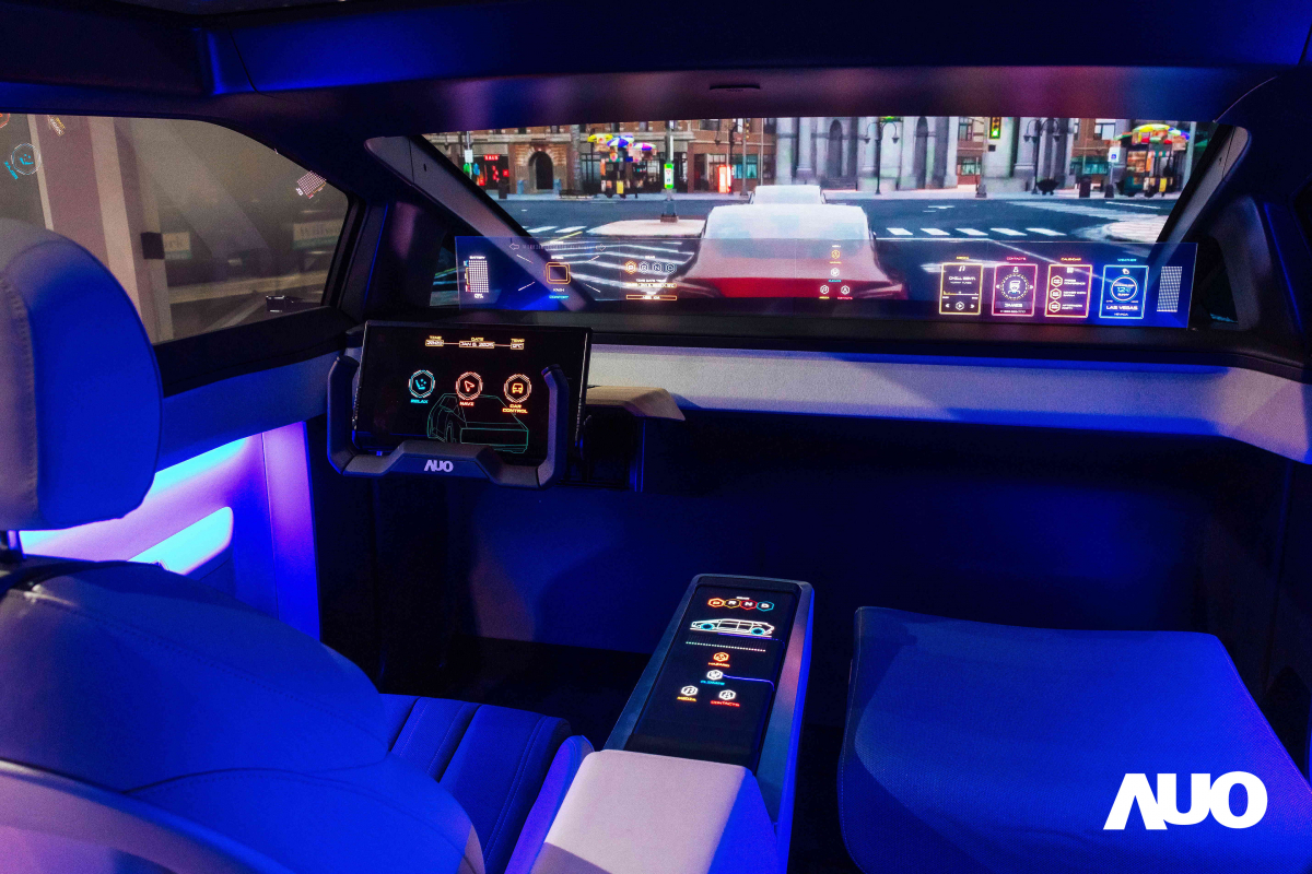 友達新一代智慧座艙Smart Cockpit 2025的Micro LED創新顯示應用中，47.5吋無界透明顯示介面與14.3吋多變形態中控顯示，兩項產品獲得2025智慧顯示應用大賞的智慧移動獎，提供全新的人機互動體驗