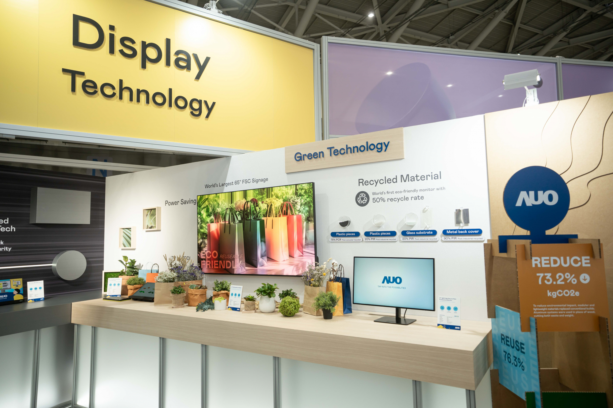 友達Touch Taiwan 2025雙展位再度獲etouch 綠色裝潢設計獎肯定；智慧顯示展位以鋁製模組系統取代傳統木作施作，並在相關裝潢物與設計使用可回收、可重複使用的材料，體現低碳與循環精神。