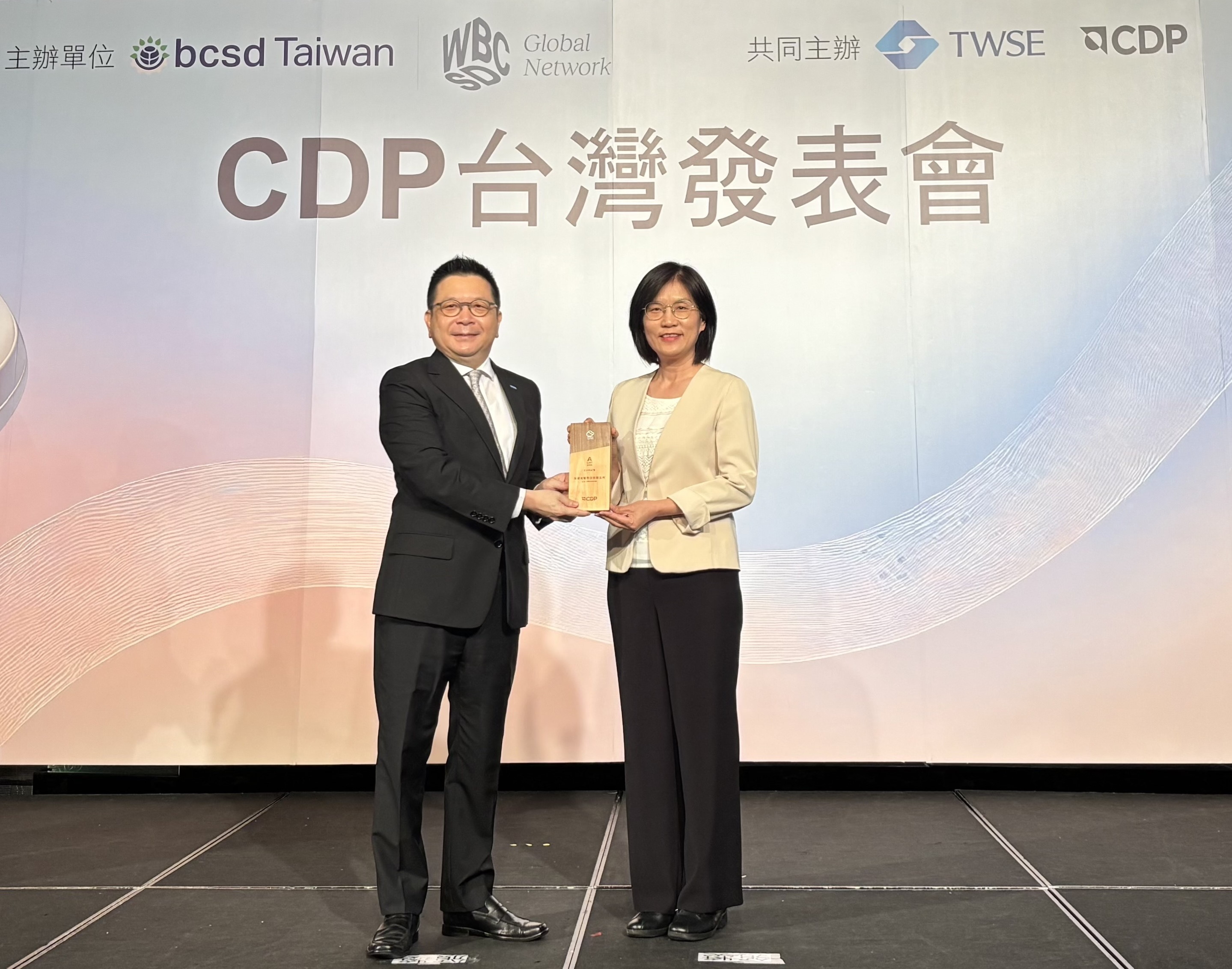 友達永續成果再獲國際評比肯定，獲頒CDP氣候與水資源雙項領導力評級。今由臺灣證券交易所董事長林修銘（左）頒獎，友達光電永續長古秀華（右）代表受獎