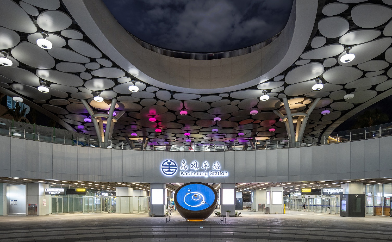 創利空間參與《高雄車站共感空間》公共藝術計畫，擔任視覺科技整合夥伴。於「看時間」天文鐘作品中提供技術指導，整合圓形LED鐘面與鐘體結構，在時間、天象星盤與空間氛圍間生動展演