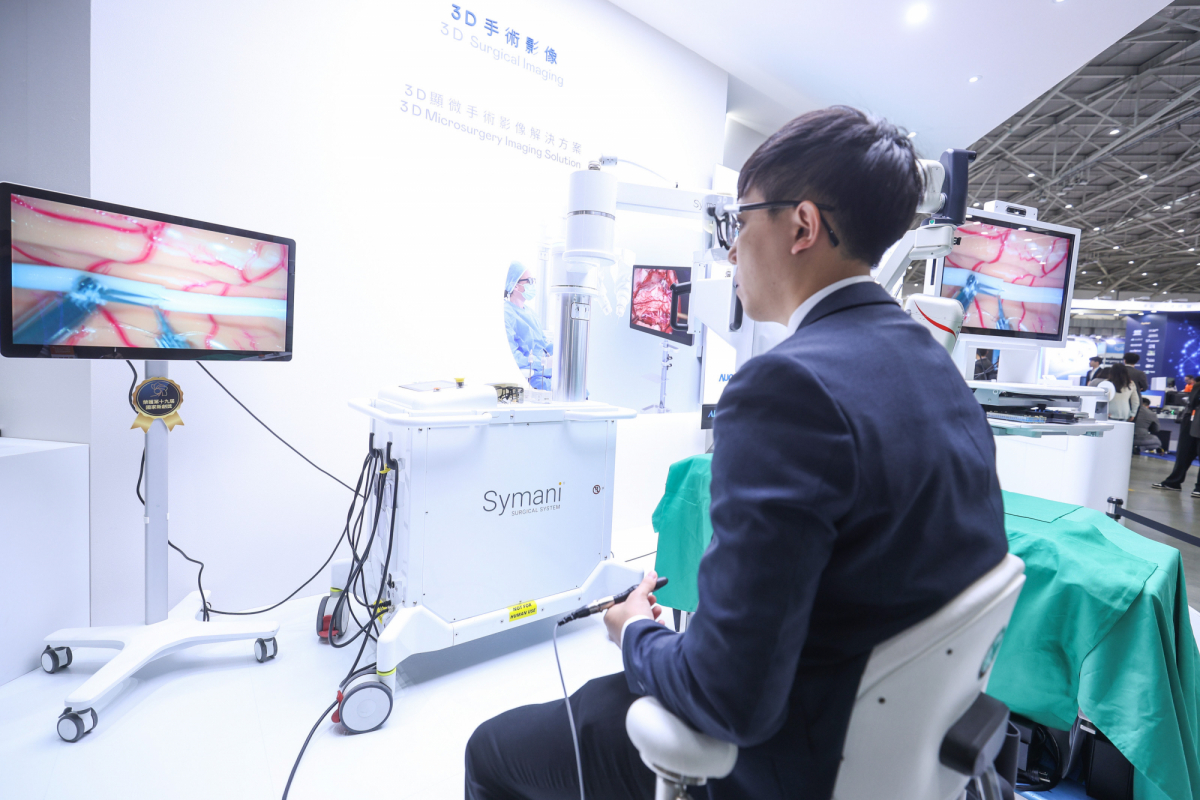 達擎推出「3D顯微手術影像解決方案」，將3D影像技術從腹腔內視鏡手術延伸至神經、血管、淋巴等高難度顯微手術，提供超清晰立體視野，協助醫療團隊在複雜手術中完成精準細膩操作。