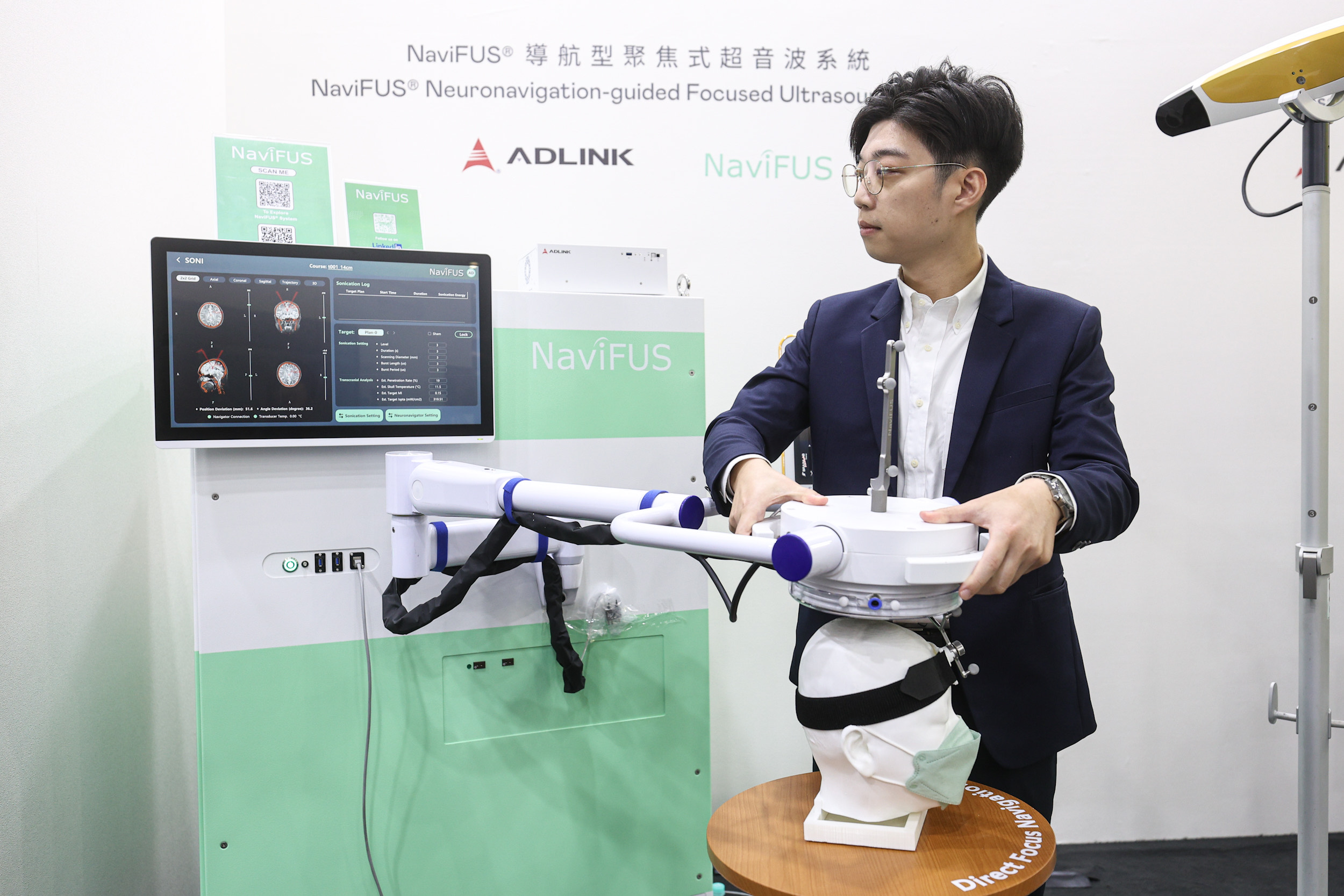 達擎攜手凌華科技與浩宇生醫合作的「NaviFUS&reg; 導航型聚焦式超音波系統」，以凌華醫療級邊緣運算平台為核心，結合光學導航與穿顱超音波技術，非侵入性將能量精準聚焦腦內病灶，可暫時開啟血腦屏障，提升藥物遞送與治療效果。
