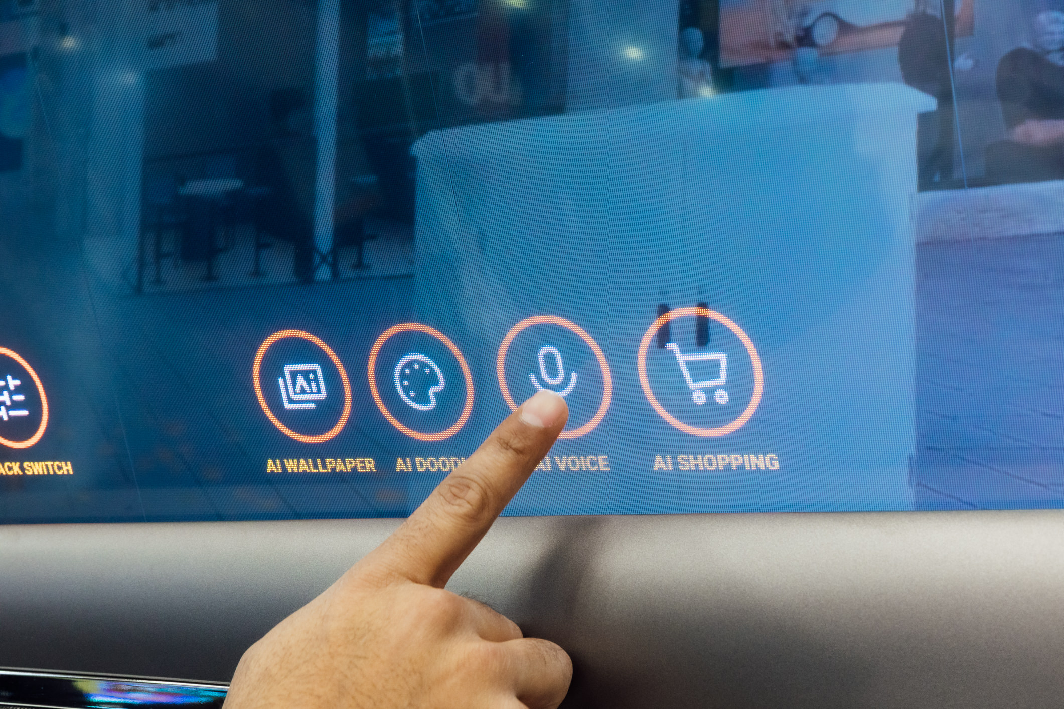 藉由友達智慧移動的車用AI運算方案，可驅動XR Interactive Window將車窗化身為串聯外界的世界之窗，並透過語音或手勢即可標記街景、購物點餐或進行互動娛樂。