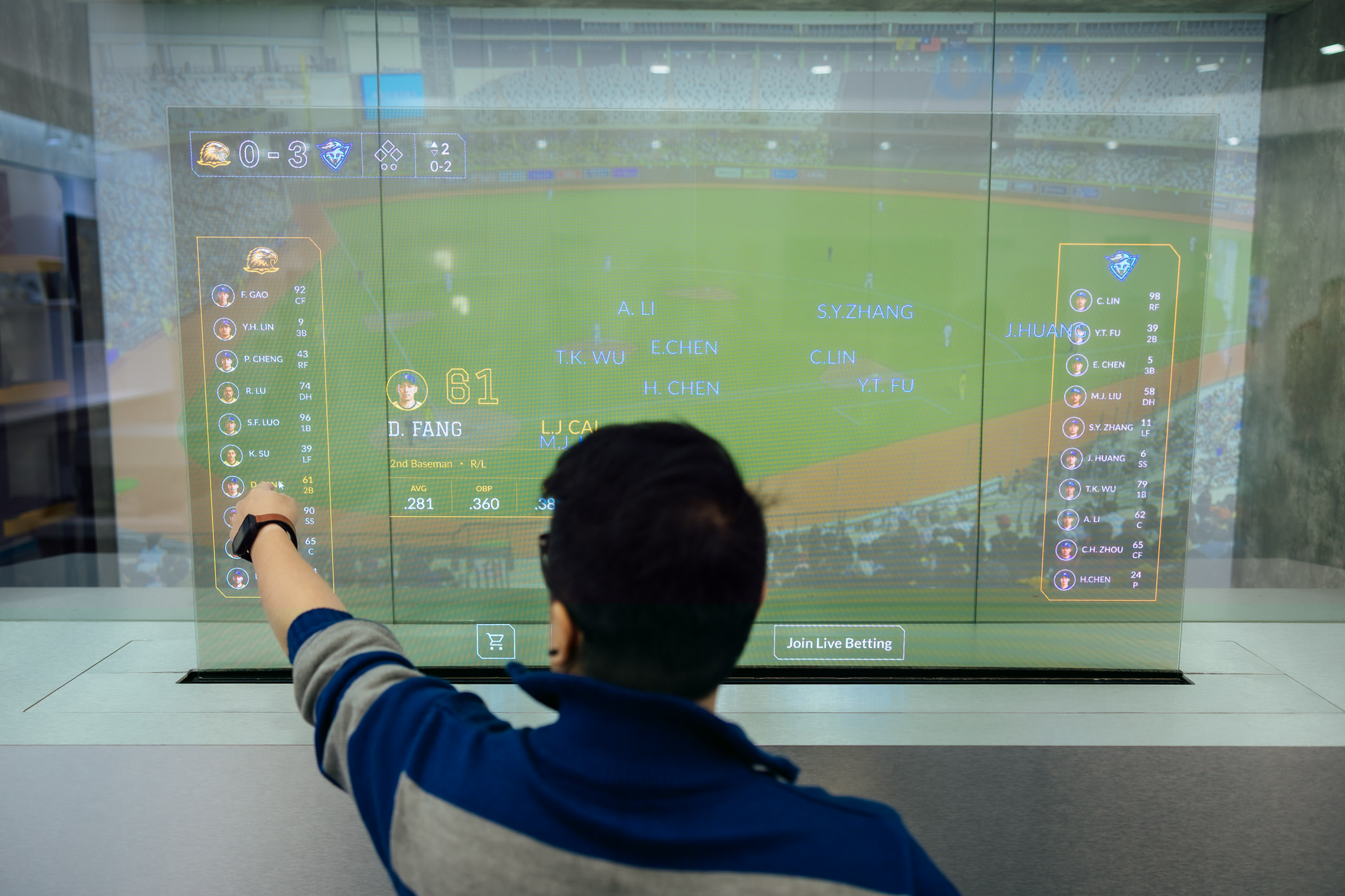 達擎64吋Sports AR Solution Sports AR解決方案結合即時運動賽事數據與互動內容，觀眾可透過Micro LED顯示器的透明特性，在觀看實體賽事的同時，同步於顯示螢幕上取得與實體球員及賽事對應的相關資訊，獲得專屬的沉浸式體驗，提升現場參與感。