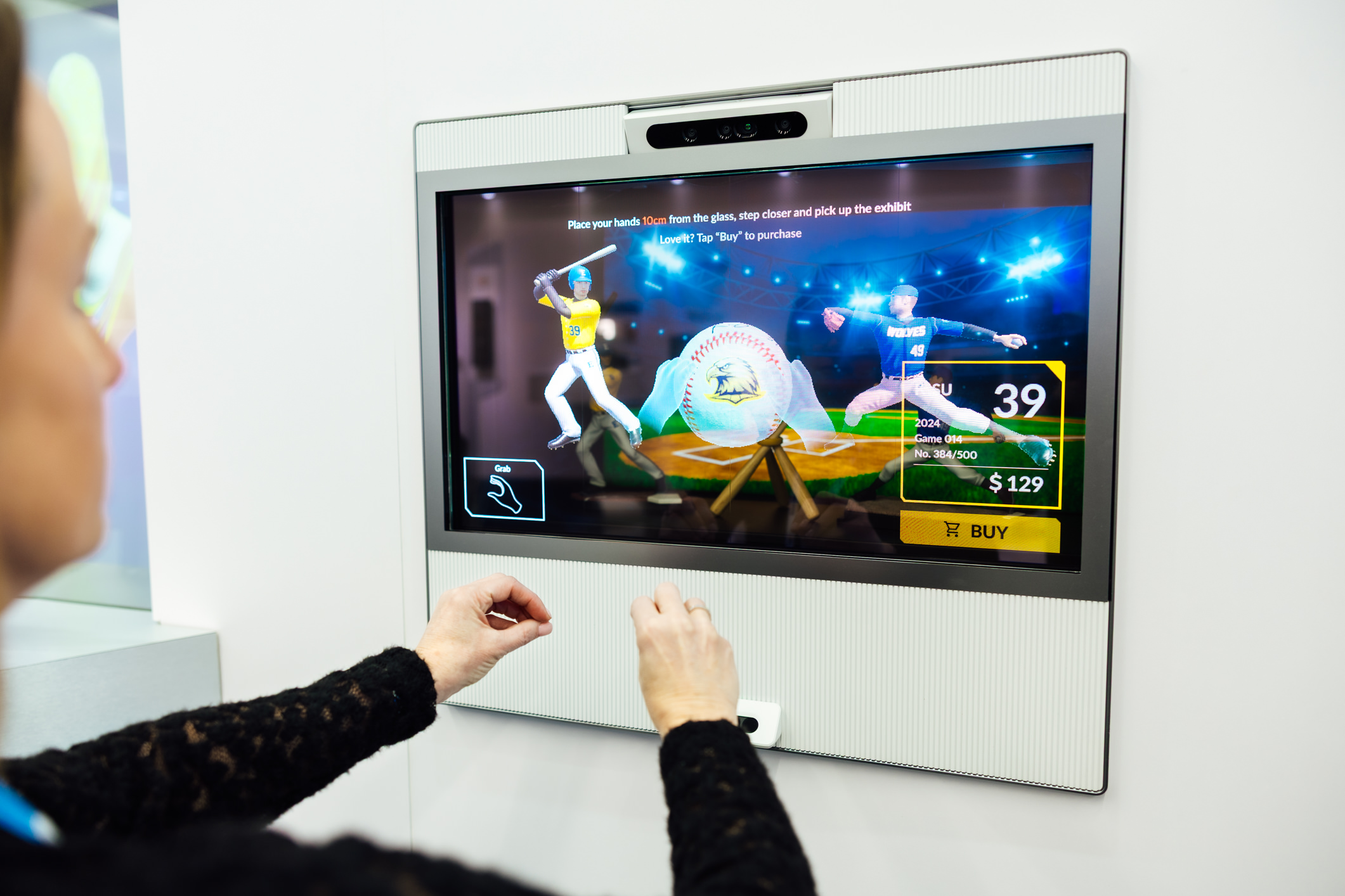 達擎30吋Interactive AR Box則透過3D呈現商品及數位資訊，並整合人臉、手勢感應技術創造互動，適用高端與限量商品展示，消費者可隔空旋轉、放大商品細節，無需接觸實品也能感受接近實物的細膩探索。
